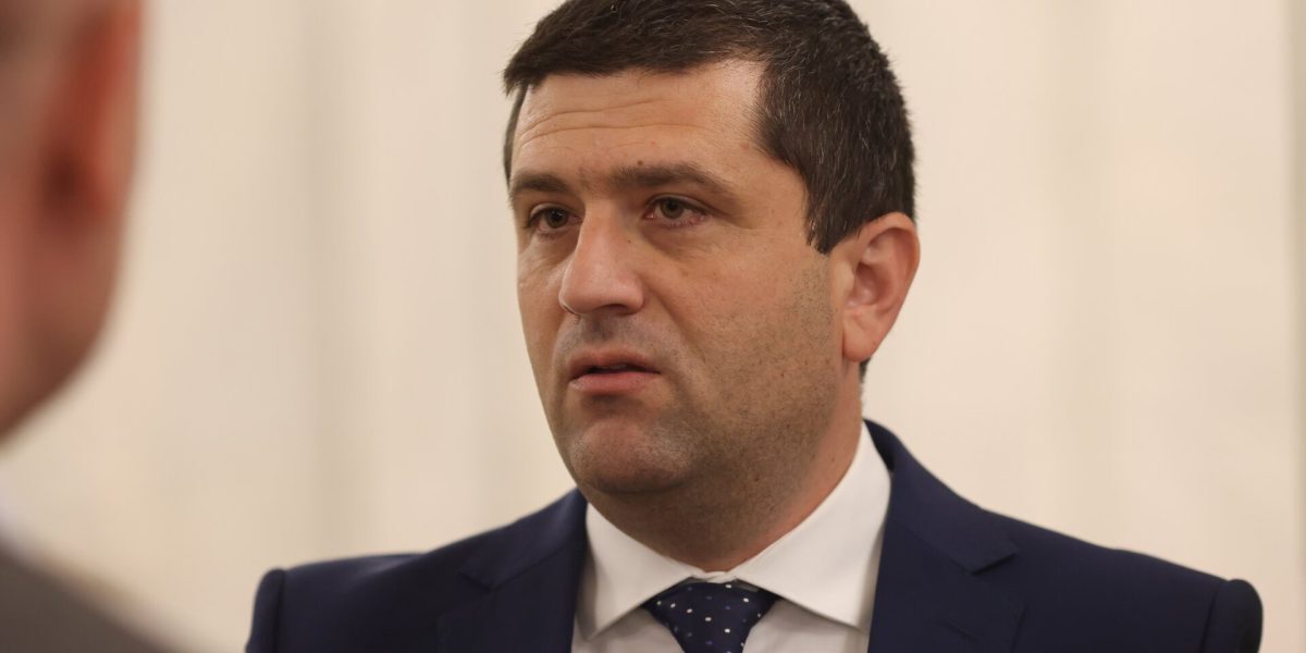 Ministrul Apărării, Radu Miruță, acuzat de semnarea unui „fișă de primire în partid” în timpul mandatului său din USR Un document ce face referire la o „fișă de primire în partid” atribuită ministrului Apărării și vicepremier, Radu Miruță, a fost publicat marți seara și stârnește valuri de comentarii în spațiul politic românesc