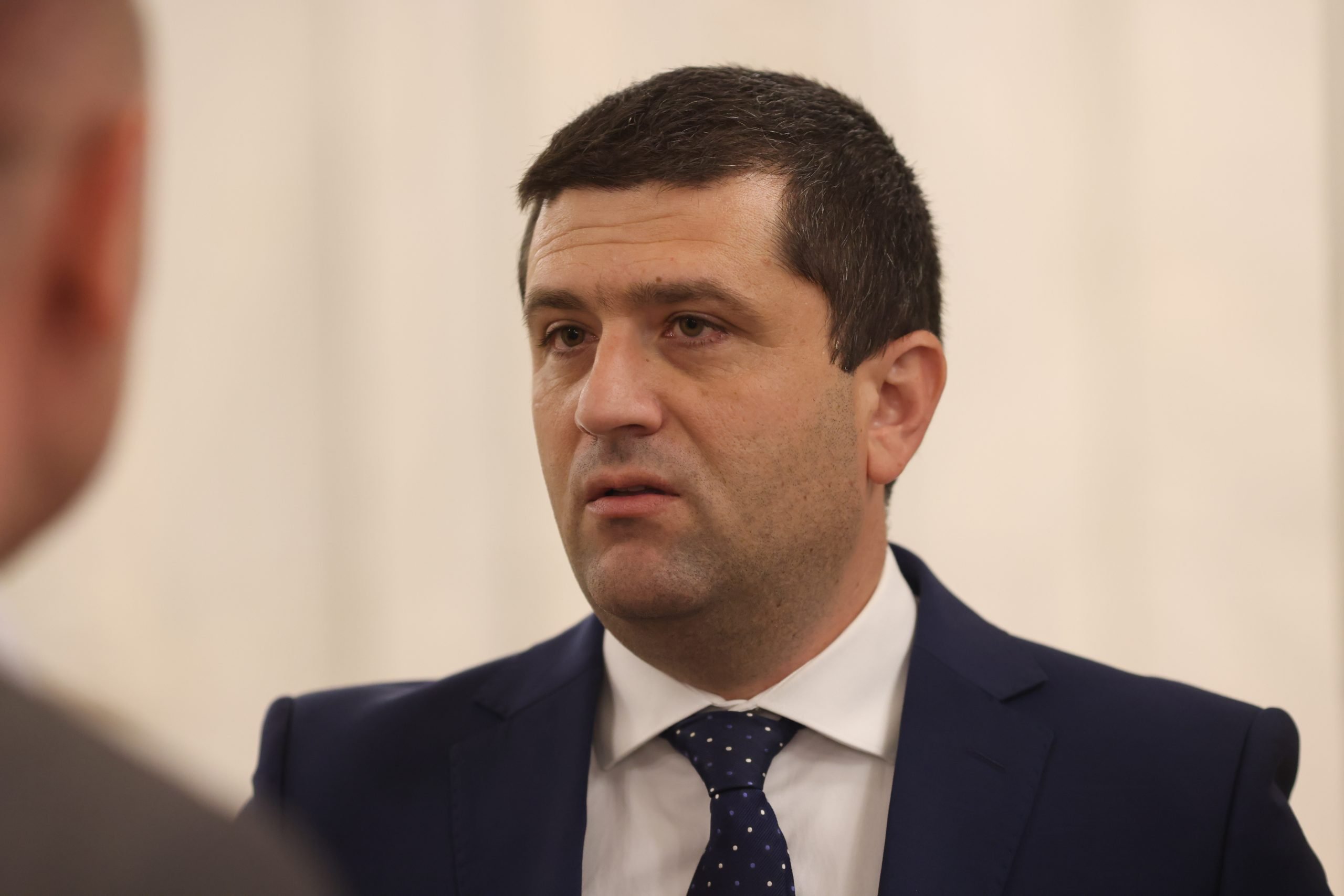 Ministrul Apărării, Radu Miruță, acuzat de semnarea unui „fișă de primire în partid” în timpul mandatului său din USR Un document ce face referire la o „fișă de primire în partid” atribuită ministrului Apărării și vicepremier, Radu Miruță, a fost publicat marți seara și stârnește valuri de comentarii în spațiul politic românesc