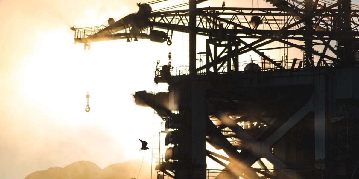 Ungaria și Slovacia își intensifică colaborarea în domeniul energiei, anunțând construcția unei conexiuni directe între rafinăriile din Bratislava și Szazhalombatta, un pas cu impact semnificativ asupra securității energetice regionale și a geopoliticii din Europa Centrală