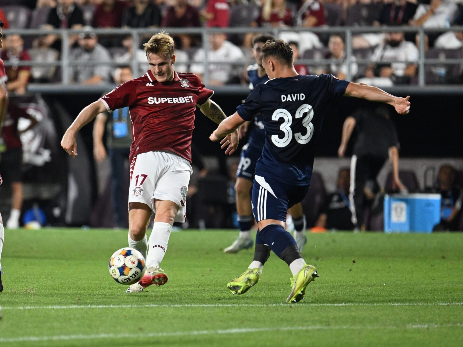 FC Botoșani traversează o perioadă financiară dificilă, depinzând în mod excesiv de sprijinul financiar al patronului, ceea ce ridică semne de întrebare asupra sustenabilității sale pe termen lung