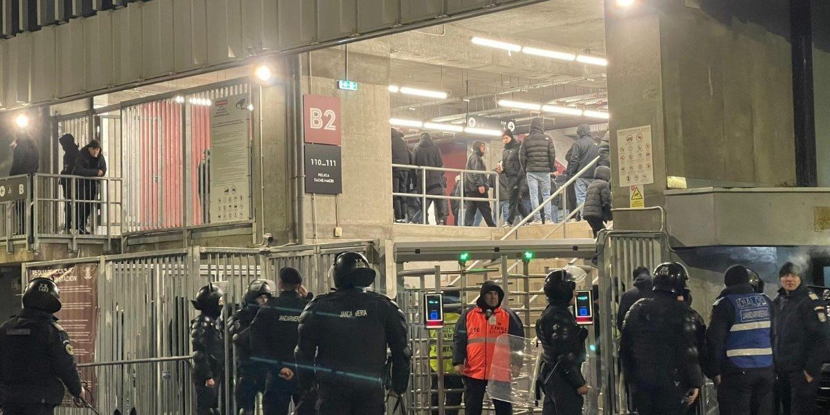 Tensiuni și incidente violente la meciul Rapid-Petrolul Ploiești: autoritățile reactivează măsuri drastice La câteva zile după partida de fotbal dintre FC Rapid București și FC Petrolul Ploiești, autoritățile au anunțat o serie de măsuri ferme pentru a combate violența și dezordinea din zonele de stadion
