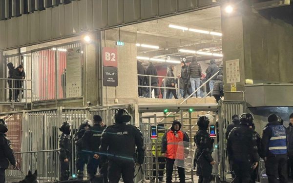 Tensiuni și incidente violente la meciul Rapid-Petrolul Ploiești: autoritățile reactivează măsuri drastice La câteva zile după partida de fotbal dintre FC Rapid București și FC Petrolul Ploiești, autoritățile au anunțat o serie de măsuri ferme pentru a combate violența și dezordinea din zonele de stadion