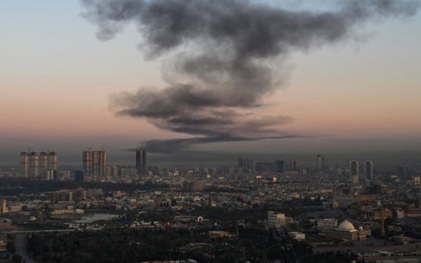 Majestică tensiune la Karachi: violențe și încercare de a aprinde conflictul diplomatic între SUA și Iran O zi tensionată la Consulatul Statelor Unite din Karachi s-a încheiat cu un bilanț tragic, după ce o mulțime furioasă, loială regimului de la Teheran, a desfășurat un protest violent, soldat cu cel puțin nouă morți și mai mulți răniți