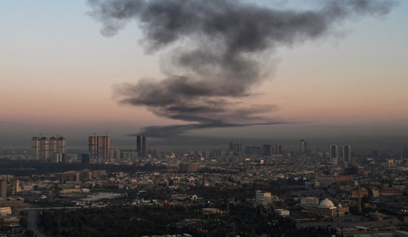 Majestică tensiune la Karachi: violențe și încercare de a aprinde conflictul diplomatic între SUA și Iran O zi tensionată la Consulatul Statelor Unite din Karachi s-a încheiat cu un bilanț tragic, după ce o mulțime furioasă, loială regimului de la Teheran, a desfășurat un protest violent, soldat cu cel puțin nouă morți și mai mulți răniți