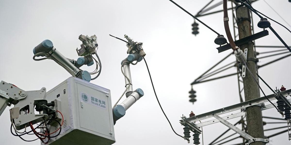 Într-o premieră mondială, China a prezentat un robot electricist capabil să repare liniile electrice de înaltă tensiune fără intervenția umană, marcând un pas major spre automatizarea completă a industriei energetice și reducerea riscurilor asociate muncii în condiții periculoase