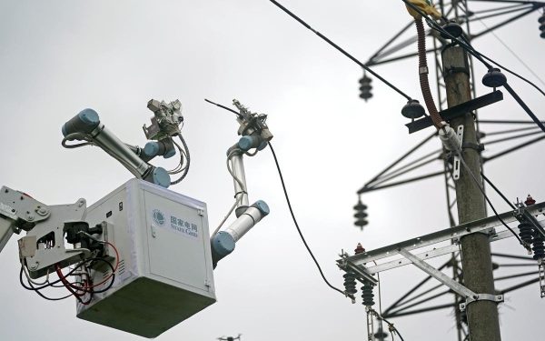 Într-o premieră mondială, China a prezentat un robot electricist capabil să repare liniile electrice de înaltă tensiune fără intervenția umană, marcând un pas major spre automatizarea completă a industriei energetice și reducerea riscurilor asociate muncii în condiții periculoase