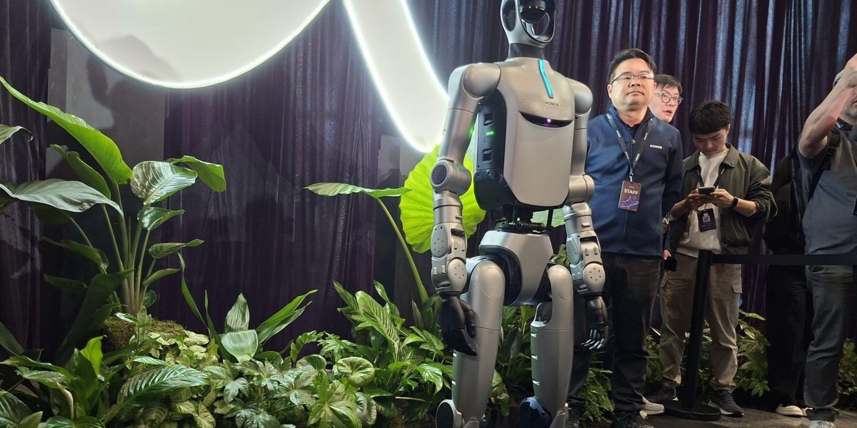 Honor face un pas curajos în robotică, prezentând primul său robot umanoid live la Barcelona La ediția din acest an a Mobile World Congress, Honor a surprins întreaga industrie technologica printr-un salt neașteptat în domeniul roboticii