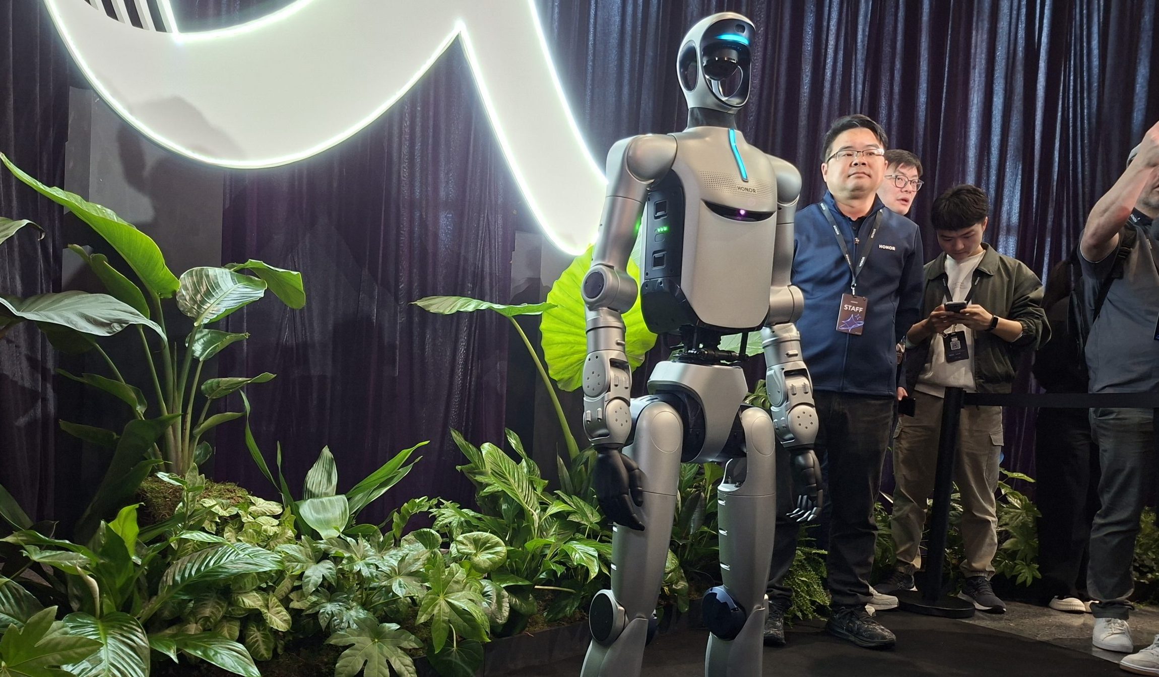 Honor face un pas curajos în robotică, prezentând primul său robot umanoid live la Barcelona La ediția din acest an a Mobile World Congress, Honor a surprins întreaga industrie technologica printr-un salt neașteptat în domeniul roboticii