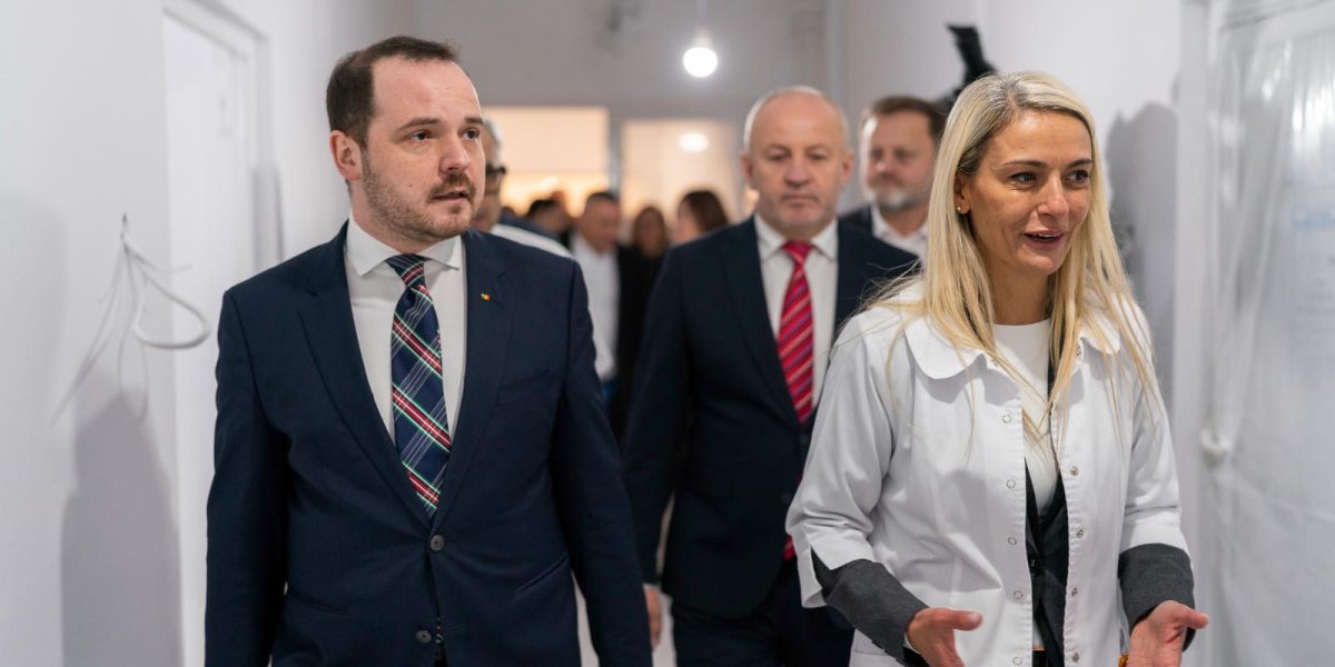 Ministrul Sănătății, Alexandru Rogobete, a anunțat vineri extinderea rețelei unităților de supraveghere și tratament avansat pentru pacienții cu afecțiuni cardiace critice, o inițiativă menită să crească semnificativ capacitatea sistemului medical național de a răspunde rapid și eficient la urgențele cardiovasculare