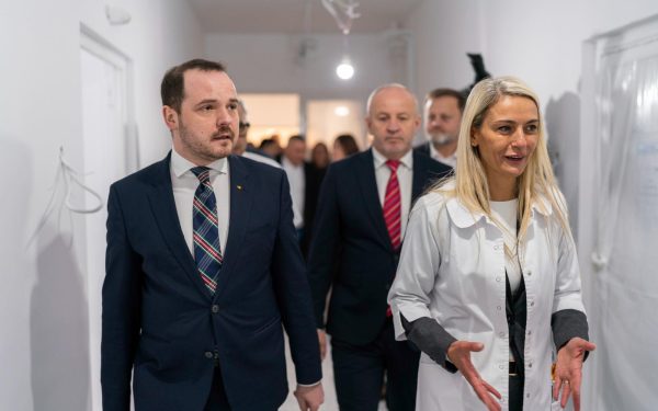 Ministrul Sănătății, Alexandru Rogobete, a anunțat vineri extinderea rețelei unităților de supraveghere și tratament avansat pentru pacienții cu afecțiuni cardiace critice, o inițiativă menită să crească semnificativ capacitatea sistemului medical național de a răspunde rapid și eficient la urgențele cardiovasculare