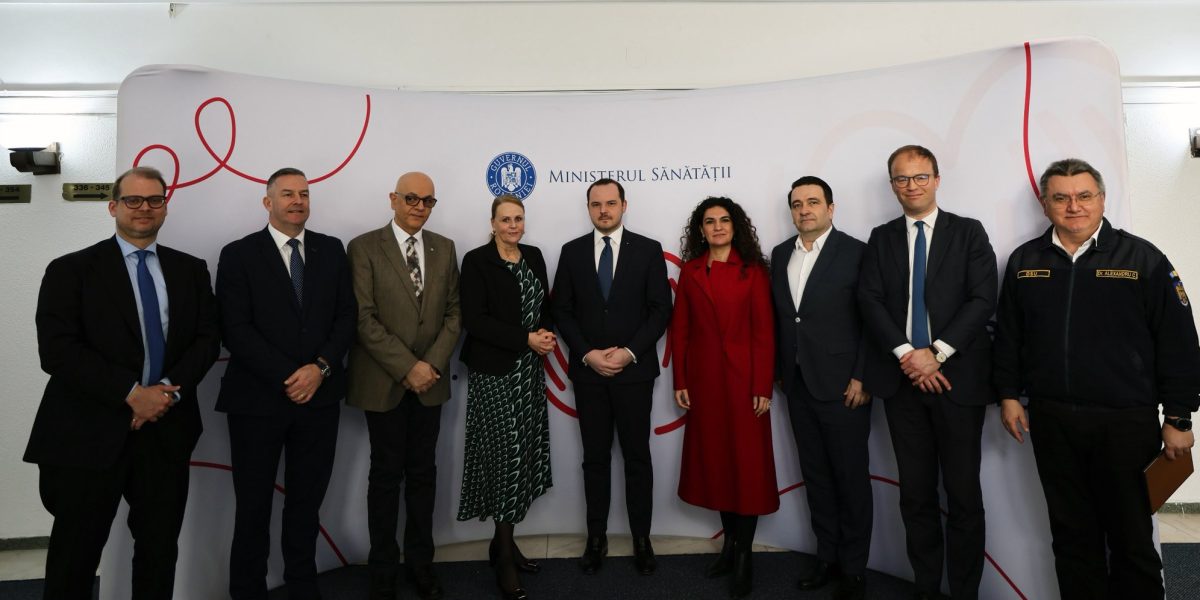 Ministrul Sănătății, Alexandru Rogobete, subliniază nevoia de pregătire mai bună pentru situații de urgență în sistemul sanitar românesc Aflat într-o pauză de dialog cu oficiali europeni, ministrul sănătății, Alexandru Rogobete, a evidențiat recent în discuțiile cu reprezentanți ai Agenției Europene pentru Pregătire și Răspuns în Situații de Urgență (HERA) și cu secretarul de stat Raed Arafat, importanța consolidării capacităților naționale de intervenție în crizele sanitare