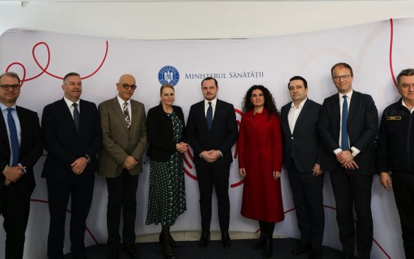 Ministrul Sănătății, Alexandru Rogobete, subliniază nevoia de pregătire mai bună pentru situații de urgență în sistemul sanitar românesc Aflat într-o pauză de dialog cu oficiali europeni, ministrul sănătății, Alexandru Rogobete, a evidențiat recent în discuțiile cu reprezentanți ai Agenției Europene pentru Pregătire și Răspuns în Situații de Urgență (HERA) și cu secretarul de stat Raed Arafat, importanța consolidării capacităților naționale de intervenție în crizele sanitare