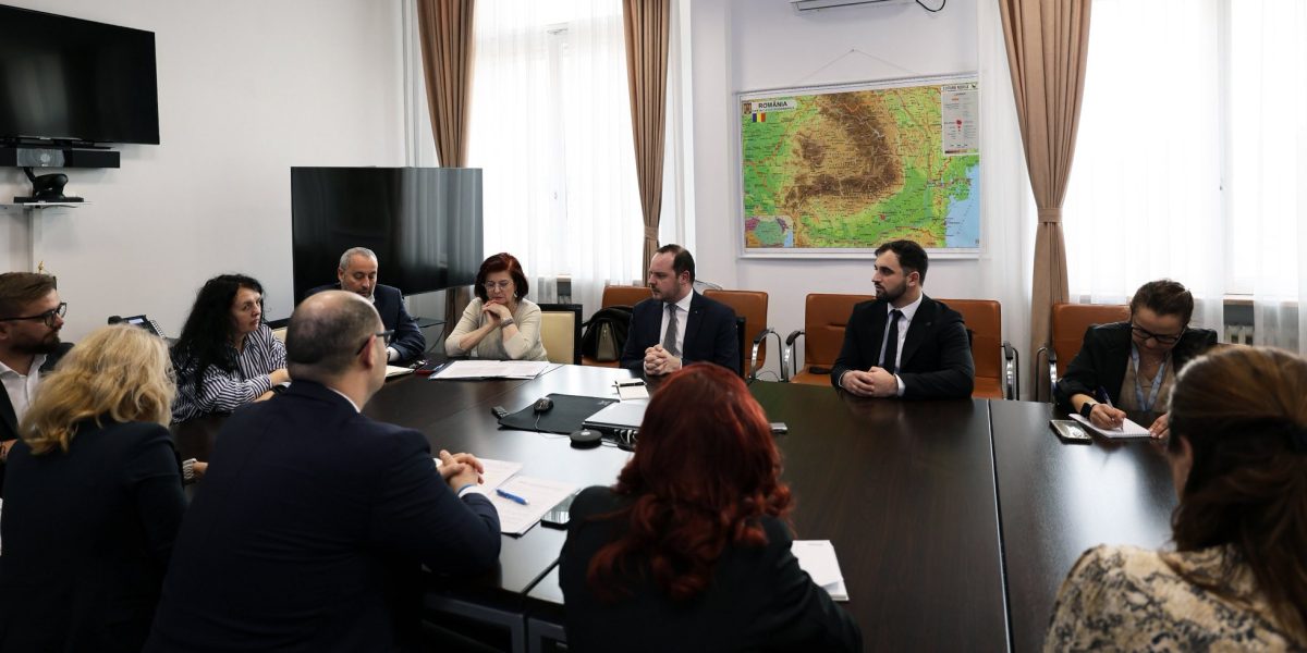 Medici rezidenți în România: nevoia unui cadru clar și sigur pentru protecția profesională România se confruntă cu o realitate crucială în domeniul sănătății: peste 22.000 de medici rezidenți își desfășoară activitatea în spitale din întreaga țară, fiind tineri aflați în faza de formare, cu responsabilități tot mai mari în sistemul medical