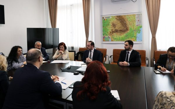 Medici rezidenți în România: nevoia unui cadru clar și sigur pentru protecția profesională România se confruntă cu o realitate crucială în domeniul sănătății: peste 22.000 de medici rezidenți își desfășoară activitatea în spitale din întreaga țară, fiind tineri aflați în faza de formare, cu responsabilități tot mai mari în sistemul medical