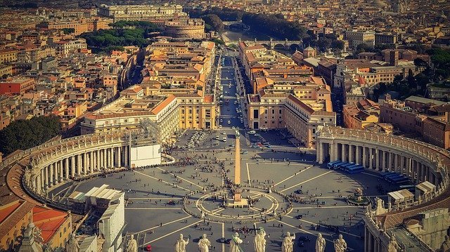Libanul cere intervenția Vaticanului pentru protejarea creștinilor în regiunea de frontieră cu Israel Autoritățile libaneze au solicitat, marți, implicarea directă a Vaticanului în scopul protejării comunităților creștine din zonele de frontieră cu Israelul, temându-se pentru siguranța acestora în contextul tensiunilor crescute din regiune