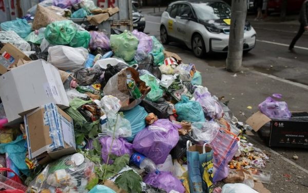 Consiliul Local al Sectorului 1 din Capitală a aprobat marți, 31 martie 2026, studiul de oportunitate pentru crearea unei societăți proprii de salubrizare, un pas esențial în reformarea serviciilor de gestionare a deșeurilor în unul dintre cele mai populate și aglomerate sectoare ale Bucureștiului