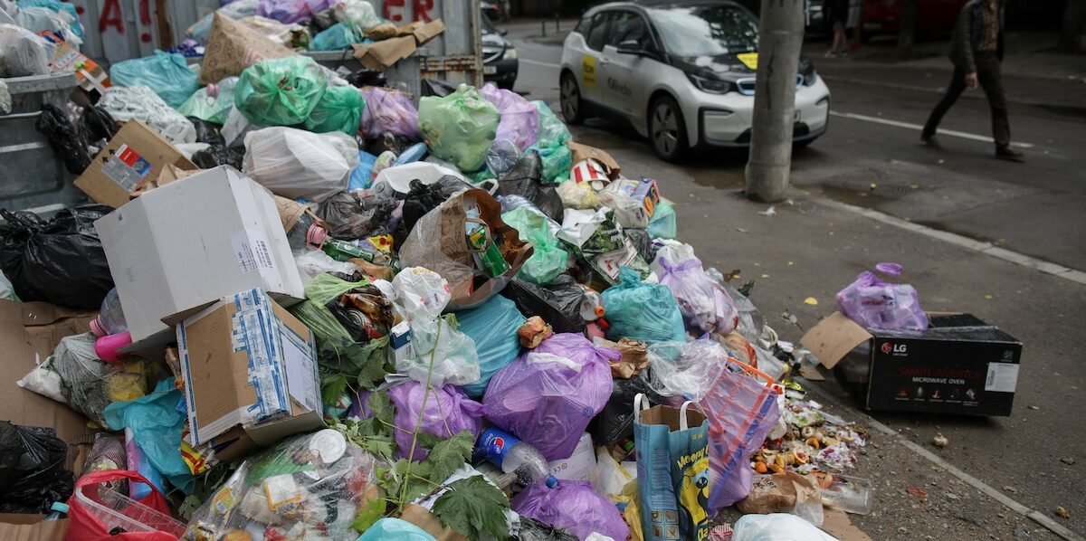 Consiliul Local al Sectorului 1 din Capitală a aprobat marți, 31 martie 2026, studiul de oportunitate pentru crearea unei societăți proprii de salubrizare, un pas esențial în reformarea serviciilor de gestionare a deșeurilor în unul dintre cele mai populate și aglomerate sectoare ale Bucureștiului