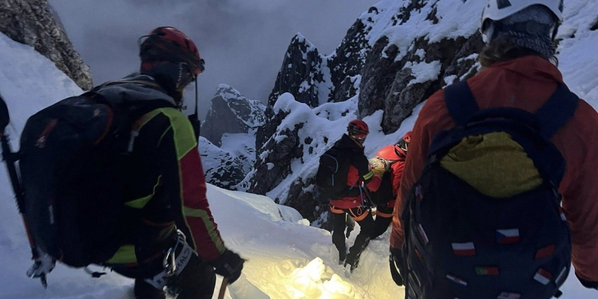 Doi turiști salvați în ultimele ore după ce au fost surprinși de ninsorile abundente de pe Piatra Mare O intervenție de urgență desfășurată în condiții dificile a adus în siguranță doi turiști aflați în pericol pe muntele Piatra Mare, o zonă cunoscută pentru traseele sale montane, dar și pentru riscurile pe care le pot ascunde condițiile meteorologice improvizate