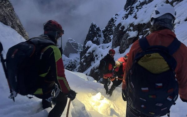 Doi turiști salvați în ultimele ore după ce au fost surprinși de ninsorile abundente de pe Piatra Mare O intervenție de urgență desfășurată în condiții dificile a adus în siguranță doi turiști aflați în pericol pe muntele Piatra Mare, o zonă cunoscută pentru traseele sale montane, dar și pentru riscurile pe care le pot ascunde condițiile meteorologice improvizate