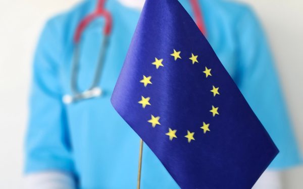 Comisia Europeană permite utilizarea fondurilor europene pentru siguranta avorturilor, dar fără a crea un fond dedicat Decizie care marchează un pas important în politica de sănătate a Uniunii Europene, Comisia Europeană a anunțat recent că țările membre pot folosi fondurile existente, în special Fondul Social European Plus, pentru a finanța servicii de avort sigur