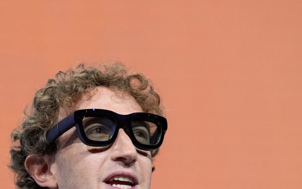 Scandal în lumea tehnologiei: autoritățile române cer explicații cu privire la o posibilă încălcare a drepturilor private, după dezvăluiri despre ochelarii inteligenți Meta Un nou scandal afectează compania Meta, cunoscută anterior ca Facebook, după ce s-au descoperit informații alarmante privind accesul neautorizat la conținutul video privat al utilizatorilor de ochelari inteligenți