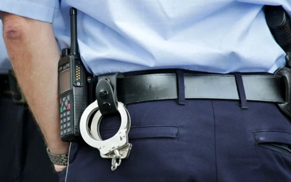 Polițist de frontieră din Dolj, suspectat de corupție și trafic de influență, arestat preventiv după o serie de acuzații grave Un agent de poliție de frontieră din județul Dolj a fost reținut și ulterior arestat preventiv, fiind acuzat de practici de corupție care riscă să zdruncine încrederea publicului în sistemul de justiție și forțele de ordine