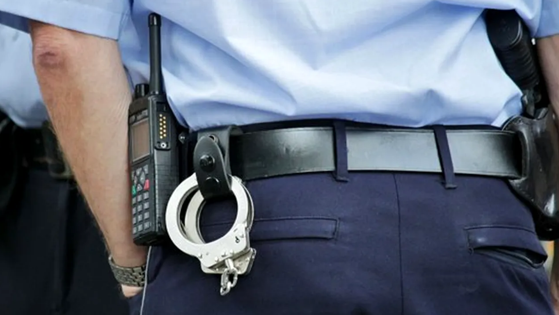 Polițist de frontieră din Dolj, suspectat de corupție și trafic de influență, arestat preventiv după o serie de acuzații grave Un agent de poliție de frontieră din județul Dolj a fost reținut și ulterior arestat preventiv, fiind acuzat de practici de corupție care riscă să zdruncine încrederea publicului în sistemul de justiție și forțele de ordine