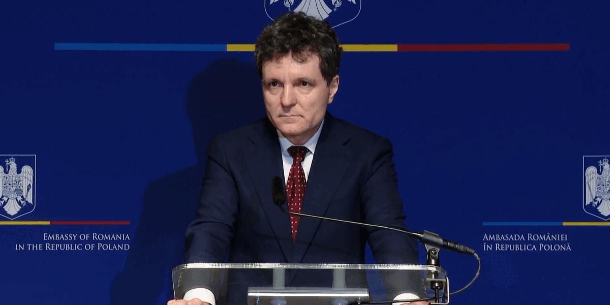 Nicușor Dan reafirmă poziția României în contextul securității NATO: protecție nucleară fără prezență de arme pe teritoriul național Președintele României, Nicușor Dan, a clarificat, joi seara, într-o conferință de presă susținută la Ambasada României din Varșovia, poziția oficială a țării noastre în ceea ce privește protecția nucleară în cadrul Alianței Nord-Atlantice