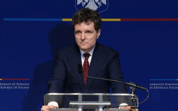 Nicușor Dan reafirmă poziția României în contextul securității NATO: protecție nucleară fără prezență de arme pe teritoriul național Președintele României, Nicușor Dan, a clarificat, joi seara, într-o conferință de presă susținută la Ambasada României din Varșovia, poziția oficială a țării noastre în ceea ce privește protecția nucleară în cadrul Alianței Nord-Atlantice