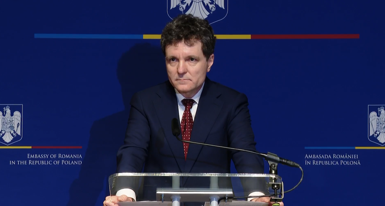 Nicușor Dan reafirmă poziția României în contextul securității NATO: protecție nucleară fără prezență de arme pe teritoriul național Președintele României, Nicușor Dan, a clarificat, joi seara, într-o conferință de presă susținută la Ambasada României din Varșovia, poziția oficială a țării noastre în ceea ce privește protecția nucleară în cadrul Alianței Nord-Atlantice