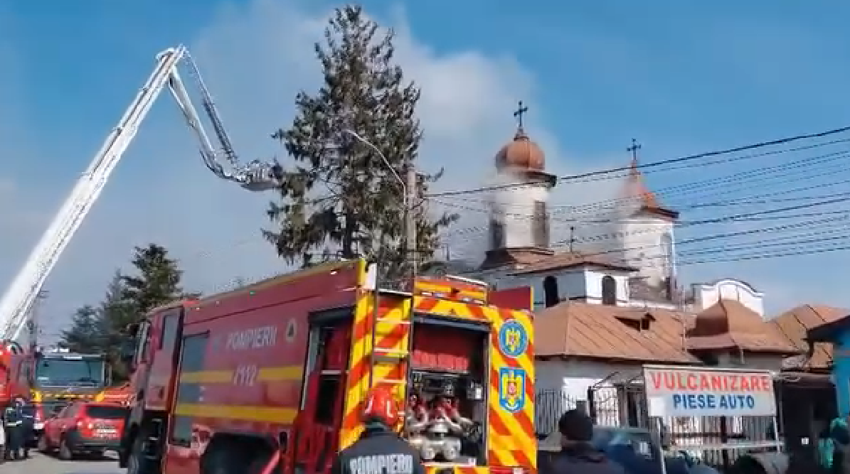 Incendiu devastator la biserica istorică din Puchenii Moșneni: pompierii salvează obiecte de cult în valoare de 1 milion de euro Un incendiu violent a cuprins duminică dimineață biserica cu hramul „Sfântul Nicolae” din satul Puchenii Moșneni, situată pe DN1, un monument istoric de mare valoare pentru comunitatea locală și pentru patrimoniul cultural național