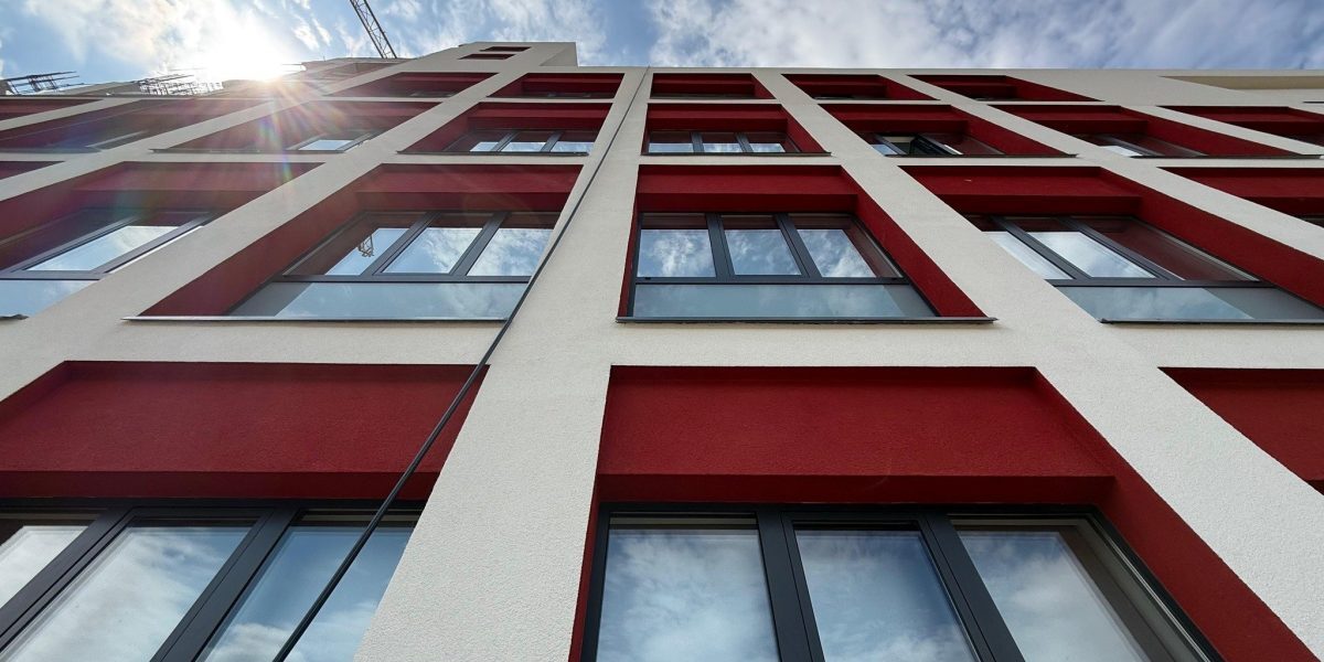 Sectorul 3 al Bucureștiului se pregătește pentru o importantă actualizare a bugetelor destinate școlilor în proces de modernizare În timp ce investitiile inițiale în extinderea și modernizarea infrastructurii școlare din Sectorul 3 s-au conturat deja în anii precedenți, acum apare necesitatea unor ajustări financiare pentru finalizarea proiectelor începute
