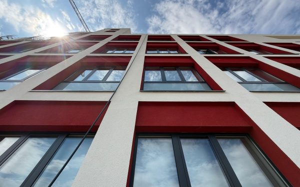 Sectorul 3 al Bucureștiului se pregătește pentru o importantă actualizare a bugetelor destinate școlilor în proces de modernizare În timp ce investitiile inițiale în extinderea și modernizarea infrastructurii școlare din Sectorul 3 s-au conturat deja în anii precedenți, acum apare necesitatea unor ajustări financiare pentru finalizarea proiectelor începute