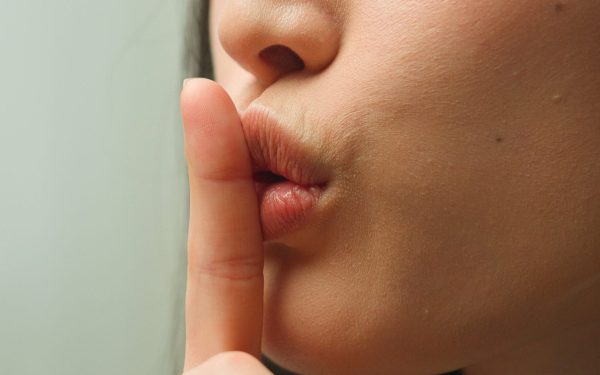 Câte secrete păstrează în medie oamenii?