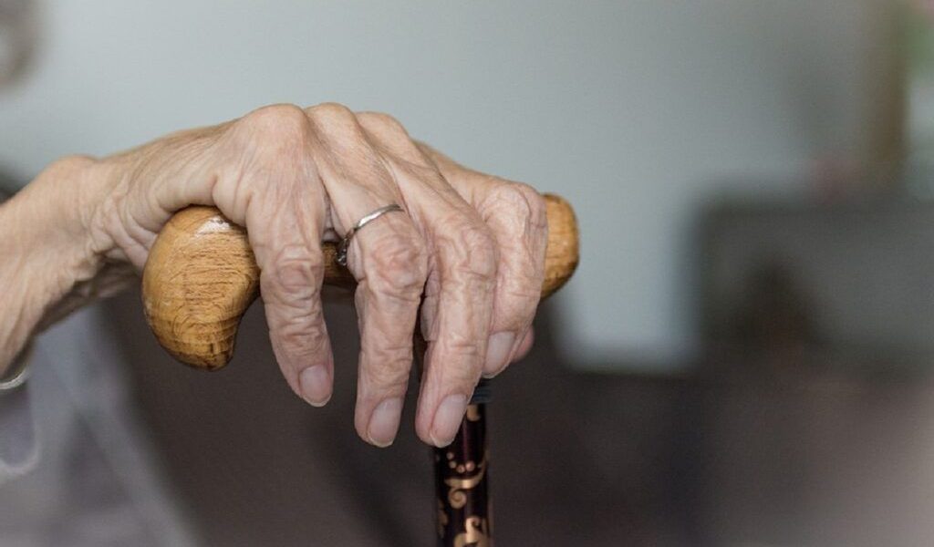 Fără urmă de îndoială, sănătatea oaselor și a sistemului cardiovascular devin tot mai fragile odată cu trecerea anilor, dar există semne de avertizare despre care mulți nu sunt conștienți