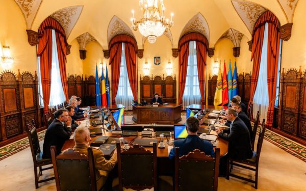 Președintele României, Nicușor Dan, a anunțat miercuri că, în cadrul ședinței Consiliului Suprem de Apărare a Țării (CSAT), s-a luat decizia de dislocare temporară a unor echipamente și forțe militare din Statele Unite în România