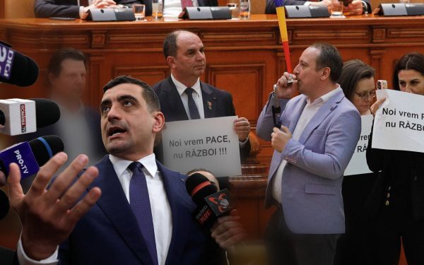 George Simion a criticat dur, din tribuna Parlamentului, decizia Consiliului Suprem de Apărare a Țării (CSAT) de a aproba măsuri considerate restrictive în contextul pandemiei, deși formațiunea sa, partidul Alianța pentru Unitatea Românilor (AUR), nu a votat explicit împotriva acestora