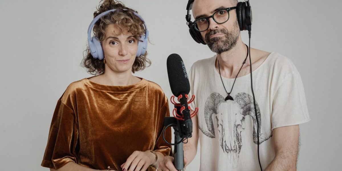 Un nou serial audio românesc scoate la iveală culisele fraudelor online, expunând modul insidios în care manipulațiile digitale pot ajunge să influențeze viețile oamenilor obișnuiți