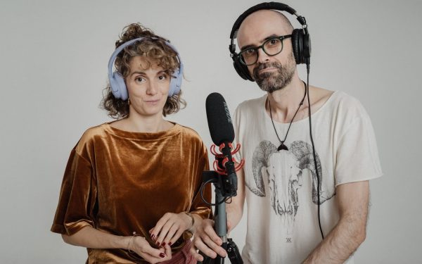 Un nou serial audio românesc scoate la iveală culisele fraudelor online, expunând modul insidios în care manipulațiile digitale pot ajunge să influențeze viețile oamenilor obișnuiți