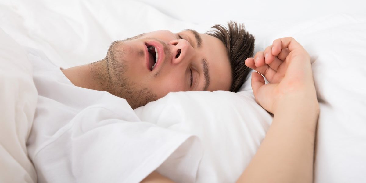 Sforăitul frecvent, mai ales dacă devine o regulă nocturnă, poate ascunde probleme de sănătate mult mai grave decât un simplu disconfort sonor