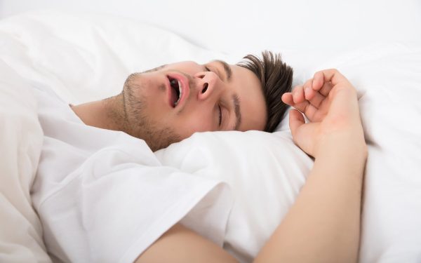 Sforăitul frecvent, mai ales dacă devine o regulă nocturnă, poate ascunde probleme de sănătate mult mai grave decât un simplu disconfort sonor