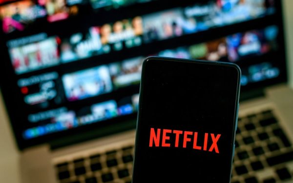 Netflix amenință TikTok cu acțiune în justiție, alăturându-se Hollywoodului în lupta pentru controlul conținutului digital Compania de streaming Netflix a făcut un pas decisiv în războiul pentru influență în industria divertismentului, atunci când a anunțat marți intenția de a iniția o acțiune în justiție împotriva ByteDance, compania-mamă a TikTok