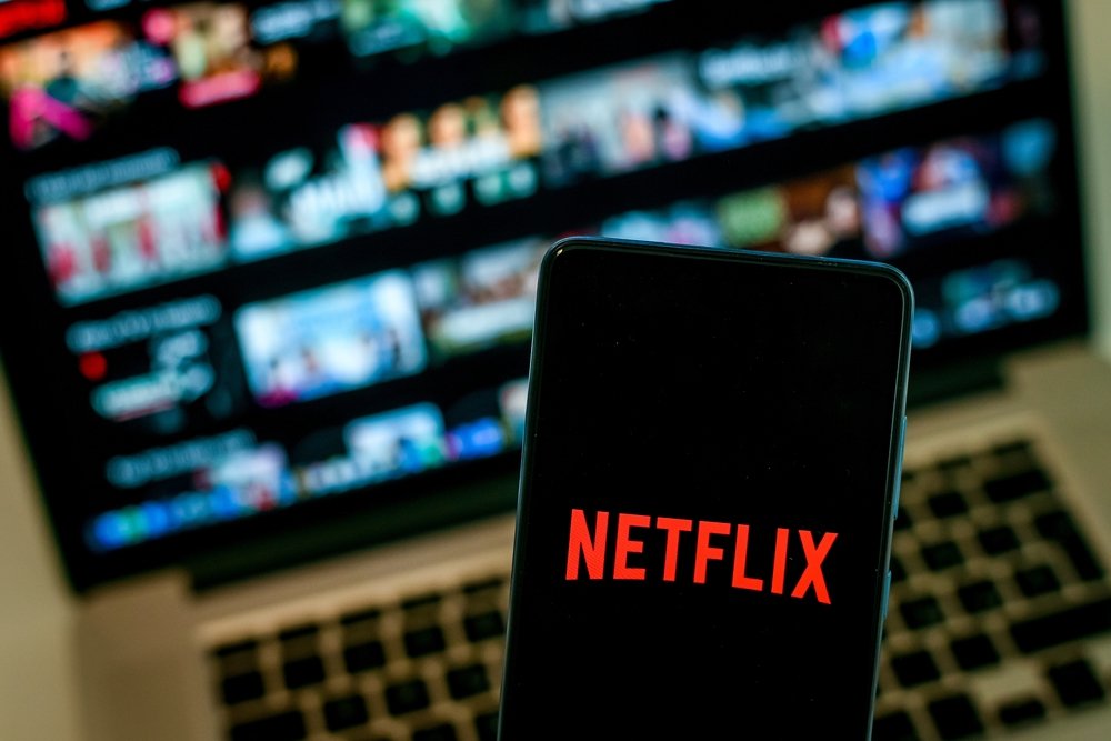 Netflix amenință TikTok cu acțiune în justiție, alăturându-se Hollywoodului în lupta pentru controlul conținutului digital Compania de streaming Netflix a făcut un pas decisiv în războiul pentru influență în industria divertismentului, atunci când a anunțat marți intenția de a iniția o acțiune în justiție împotriva ByteDance, compania-mamă a TikTok