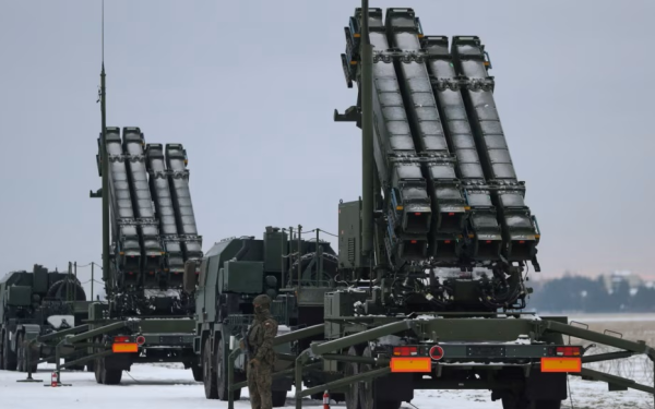Sistemul de apărare antiaeriană Patriot, activat pentru vizita lui Zelenski la București Pe măsură ce președintele Ucrainei, Volodimir Zelenski, a sosit recent în România pentru o vizită oficială, autoritățile de la București au intensificat măsurile de apărare aeriană, activând sistemul Patriot