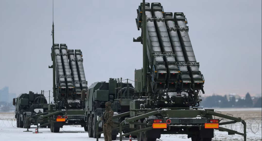 Sistemul de apărare antiaeriană Patriot, activat pentru vizita lui Zelenski la București Pe măsură ce președintele Ucrainei, Volodimir Zelenski, a sosit recent în România pentru o vizită oficială, autoritățile de la București au intensificat măsurile de apărare aeriană, activând sistemul Patriot