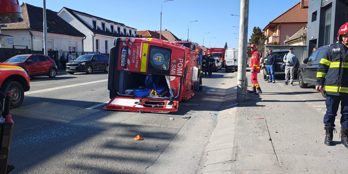 Un grav accident rutier a avut loc astăzi pe bulevardul Vasile Milea din Sibiu, provocând intervenții de urgență și activarea Planului Roșu de intervenție, o situație rar întâlnită în municipiu, din cauza numărului mare de victime și a gravității incidentului
