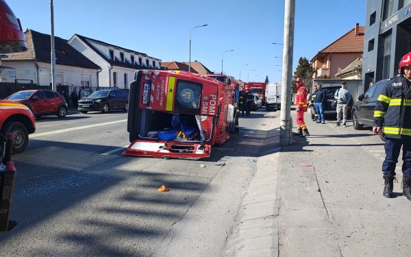 Un grav accident rutier a avut loc astăzi pe bulevardul Vasile Milea din Sibiu, provocând intervenții de urgență și activarea Planului Roșu de intervenție, o situație rar întâlnită în municipiu, din cauza numărului mare de victime și a gravității incidentului