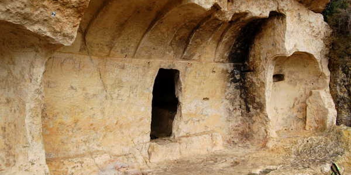 O societate medievală ascunsă în stâncile nordului Spaniei a fost descoperită după secole de izolare Ceea ce părea a fi doar niște formațiuni stâncoase fără importanță în peisajul deluros din nordul Spaniei a ascuns, timp de aproape jumătate de mileniu, o poveste tulburătoare despre o comunitate medievală izolată