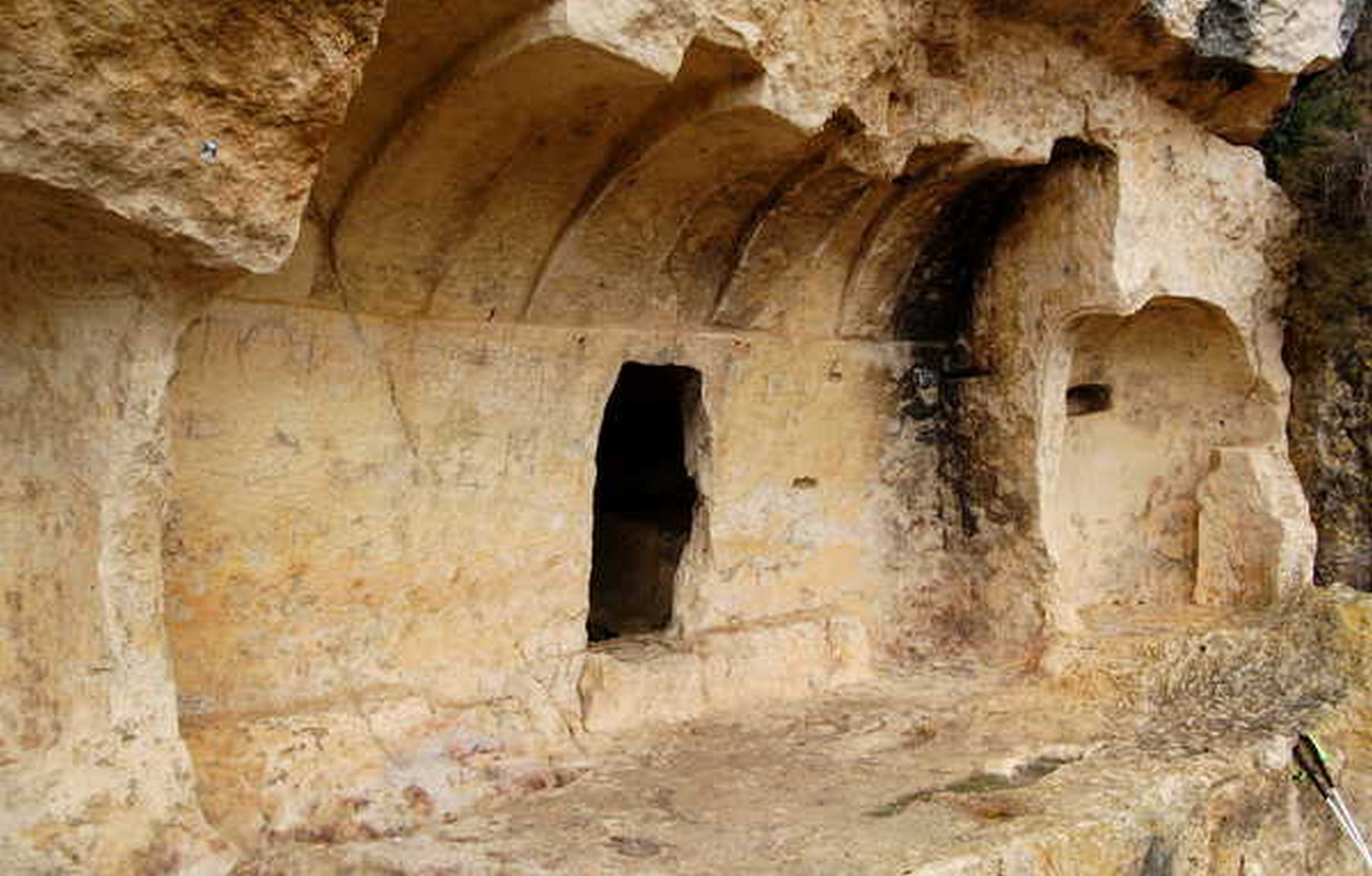 O societate medievală ascunsă în stâncile nordului Spaniei a fost descoperită după secole de izolare Ceea ce părea a fi doar niște formațiuni stâncoase fără importanță în peisajul deluros din nordul Spaniei a ascuns, timp de aproape jumătate de mileniu, o poveste tulburătoare despre o comunitate medievală izolată