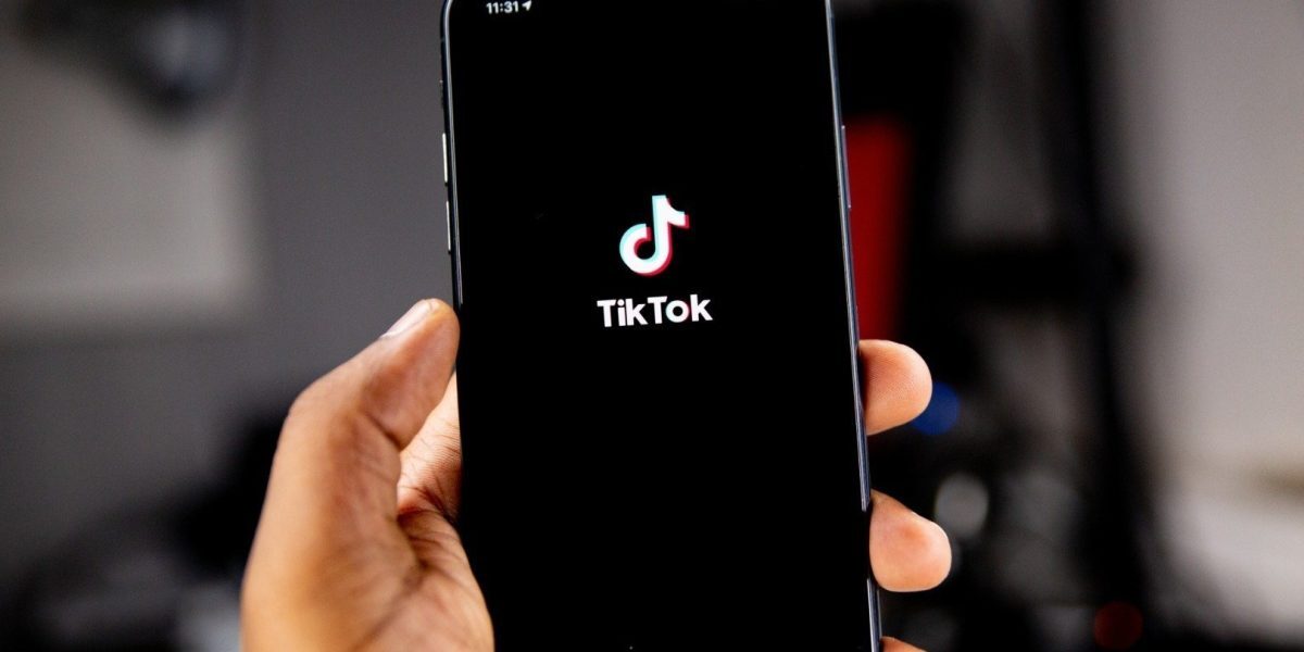 Guvernul Albaniei a decis recent suspendarea utilizării platformei TikTok pentru mai multe luni, o măsură care a ridicat numeroase semne de întrebare în privința respectării libertăților fundamentale de exprimare în țară